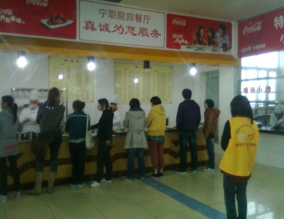 图：同学们有序排队