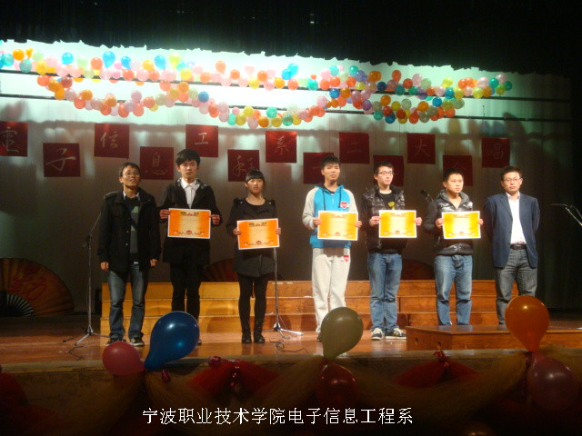 图为：获奖班级合影