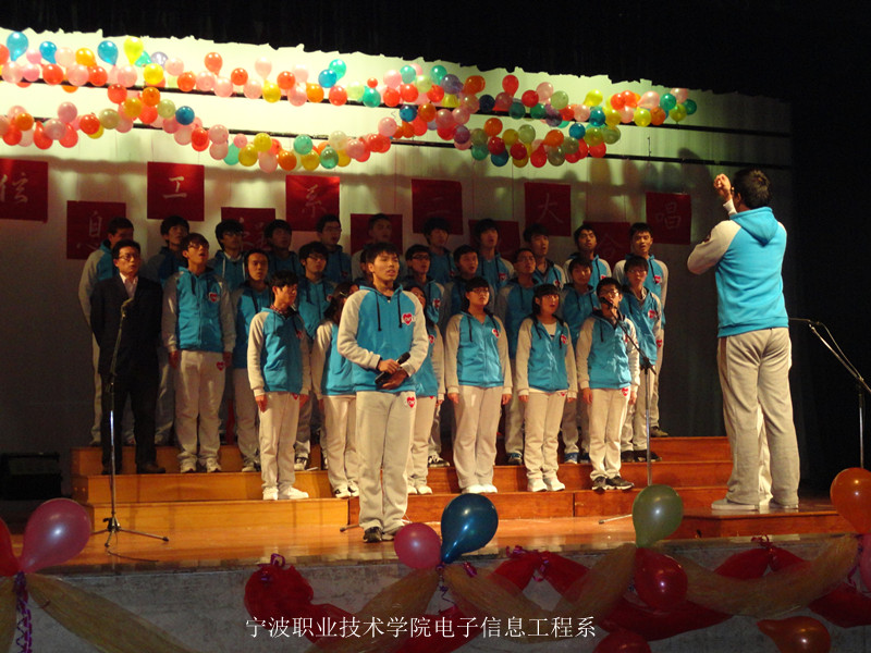 图为：参赛班级在台上演唱