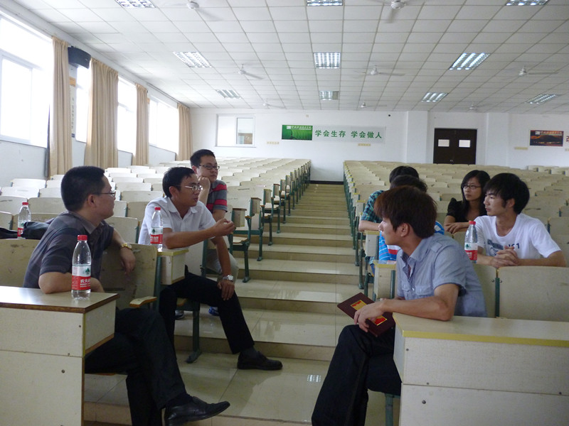 同学们在认真听胡总经理的讲话