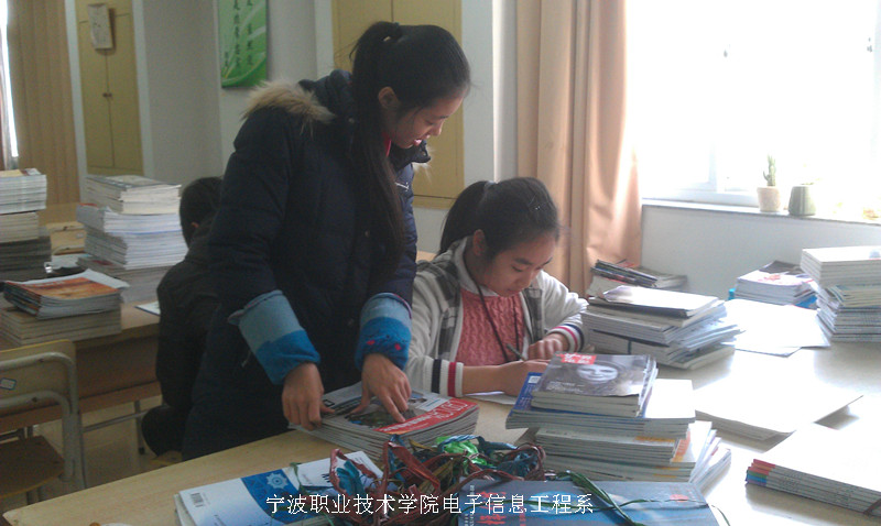 图为：志愿者在整理书籍