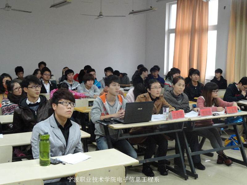 图为:观众们在认真倾听选手的演讲 图为:观众们在认真倾听选手的演讲