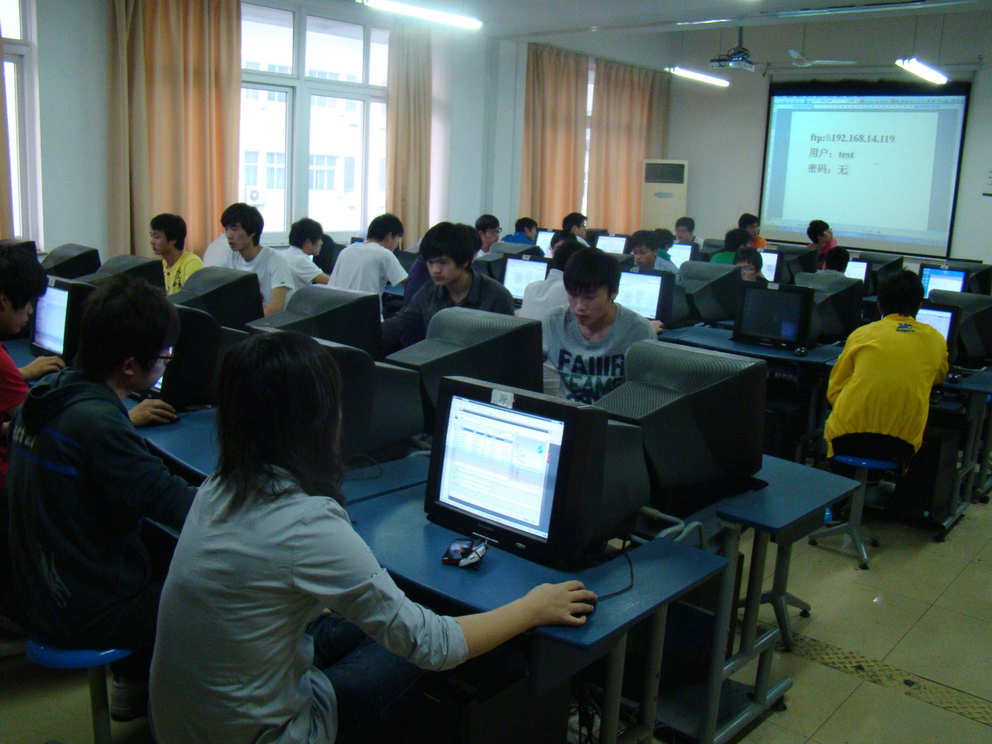 图为：同学们正在比赛