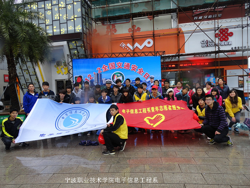 图为：志愿者们与交警的合影