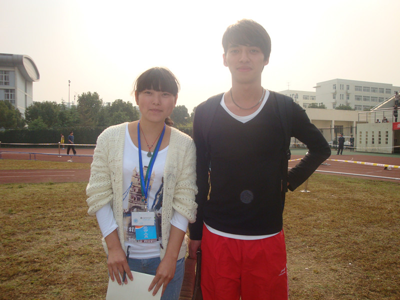 图为：记者和陈志超的合影