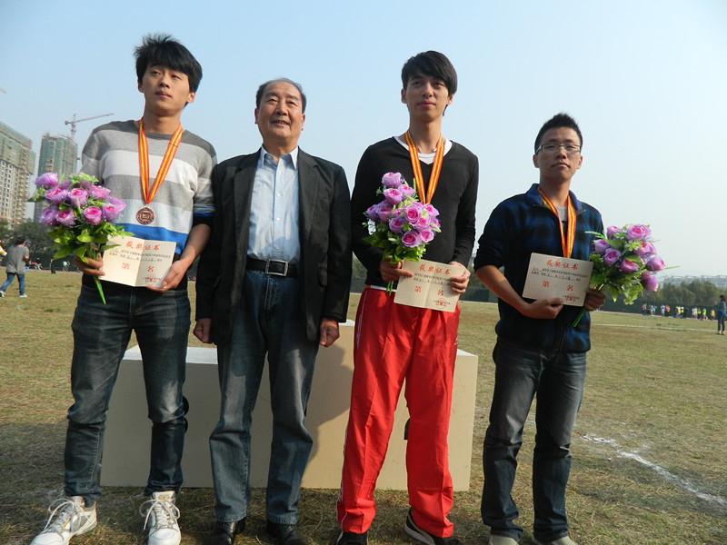 图为：陈志超获得100米冠军后和领导的合影