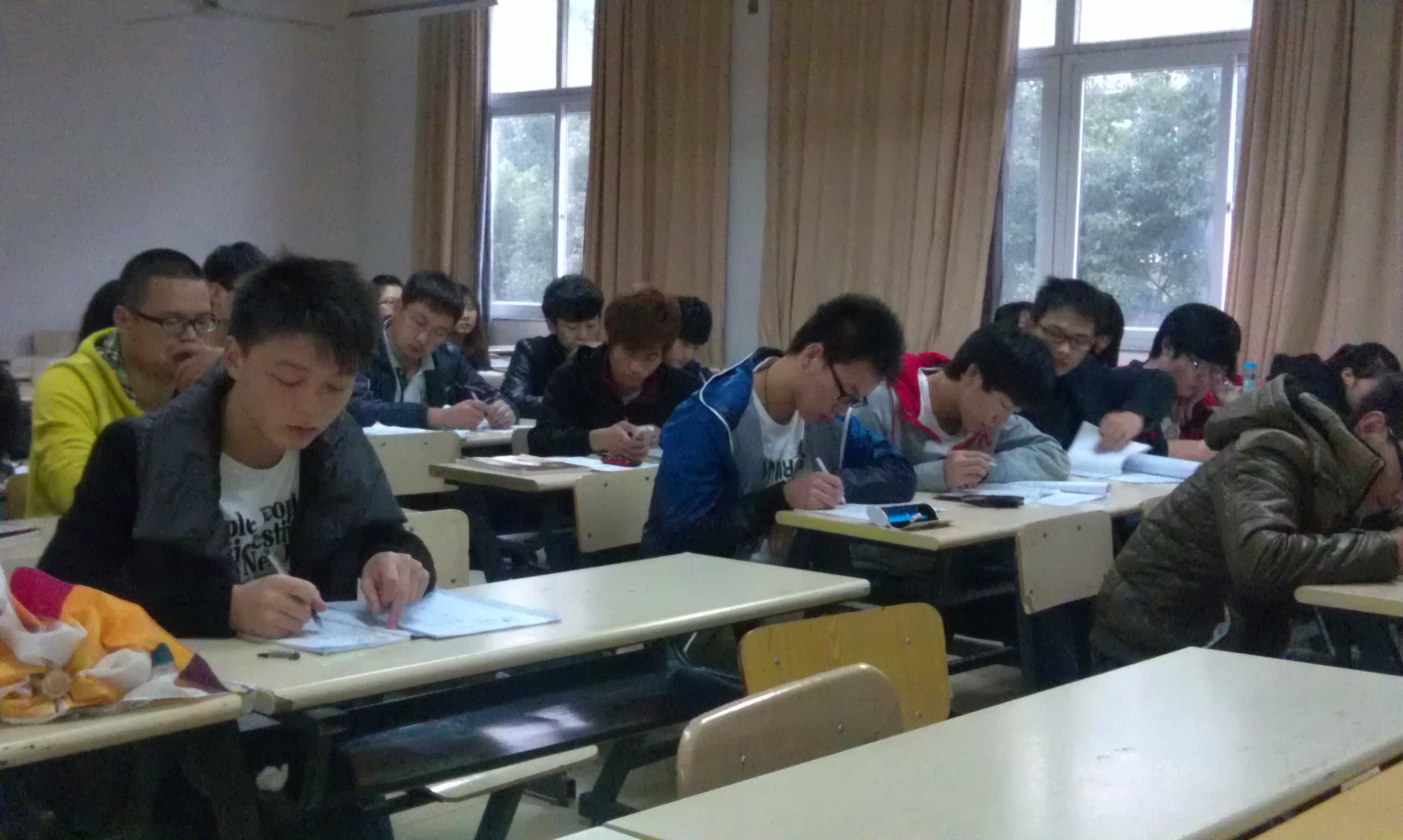 同学们认真地在做笔记