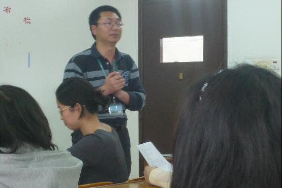 图为会计系党总支书记兼系主任裘腰军老师表达对各党员及预备党员的期望