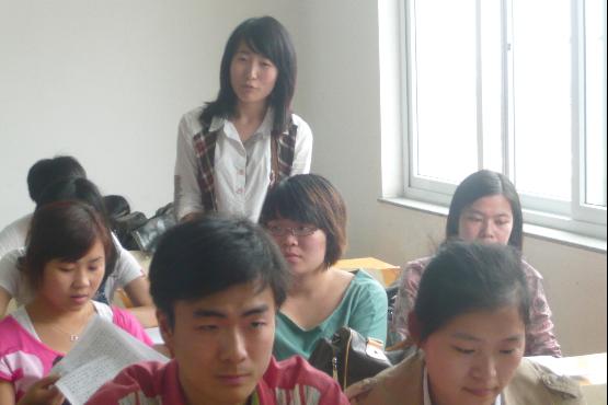 图为预备党员讲述这一年的经历与成长