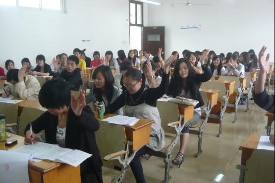 图为正式党员对其中的一名预备党员转正的表决