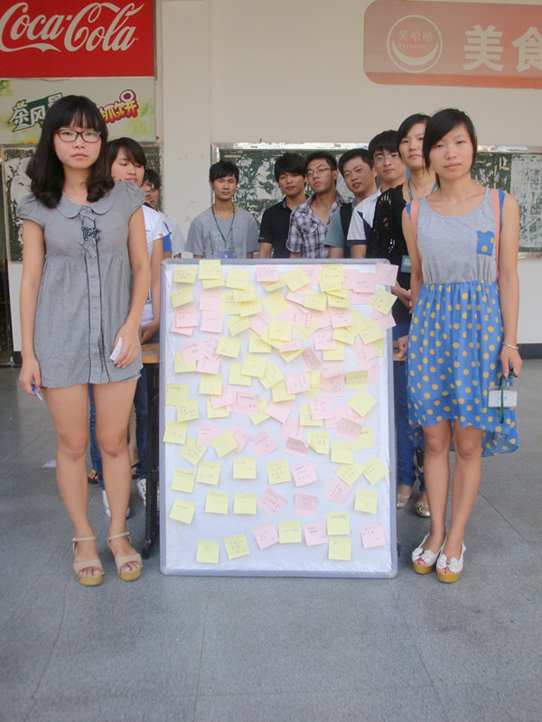 图为：电子信息工程系的学生会干事和留言版的合影