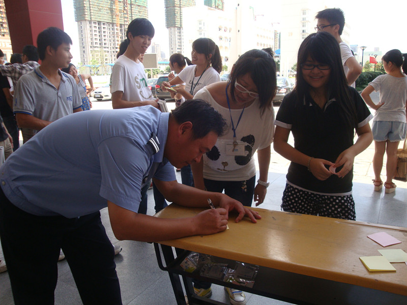 图为：门卫叔叔在书写自己对吸烟的看法