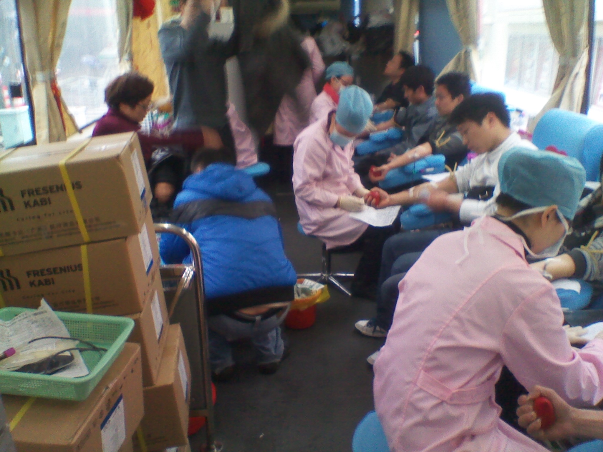 图为：热心群众正在献血