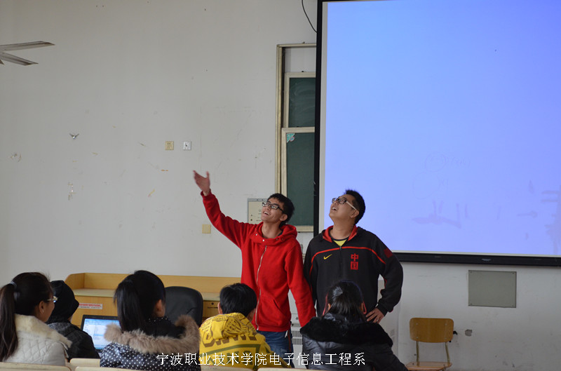 图为：电子信息工程系元旦节目筛选现场