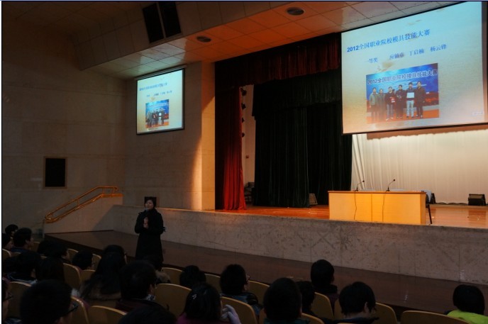 图为张书记向同学们展示PPT