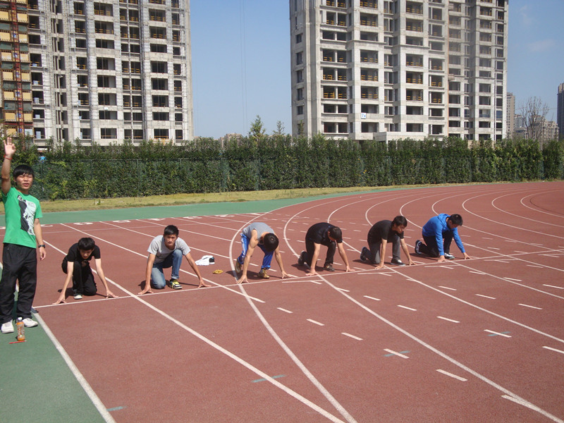图为：参加100米选拔赛的同学在起跑点蓄势待发