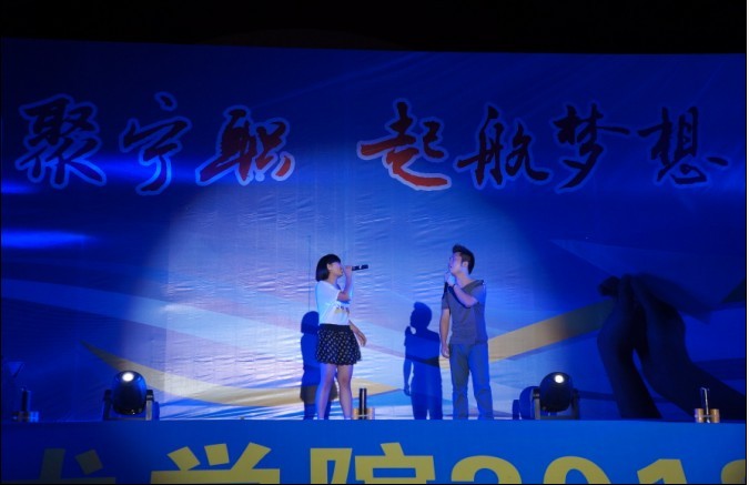 图为我系十佳歌手林真越与院十佳歌手带来的情歌对唱