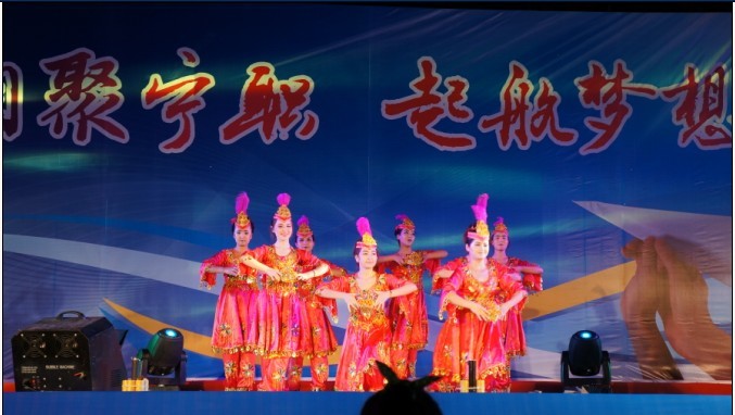 图为来自新疆的同学带来的《天山情》