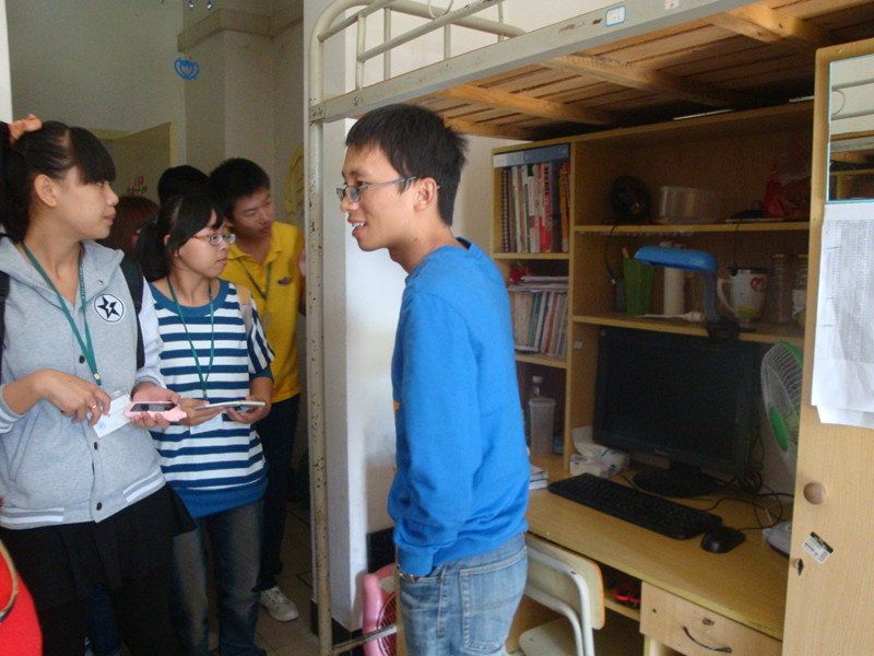 图为：胡国伟老师为同学们讲解桌子上的物品摆放要求