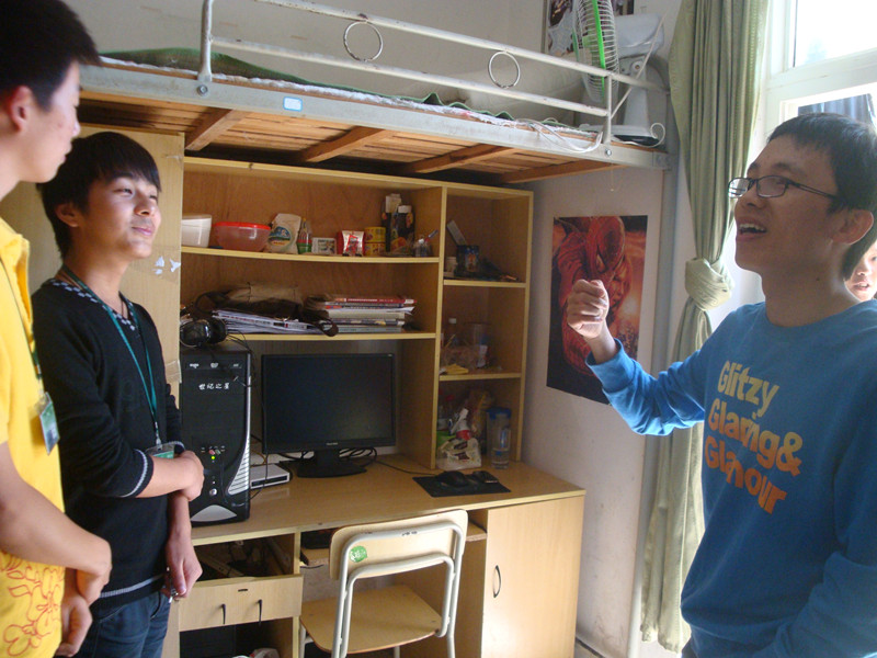 图为：胡国伟老师为同学们讲解评比的各项细则