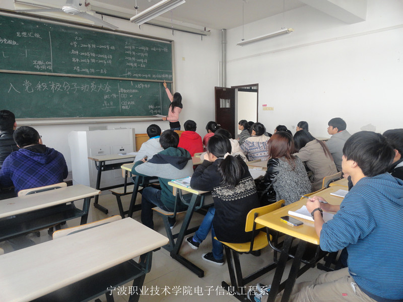 图为：组织部部长助理陈湾湾在为同学们介绍填写方法