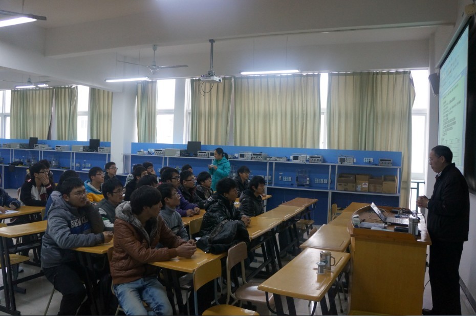 图为监考老师向考生宣读考试规则与流程