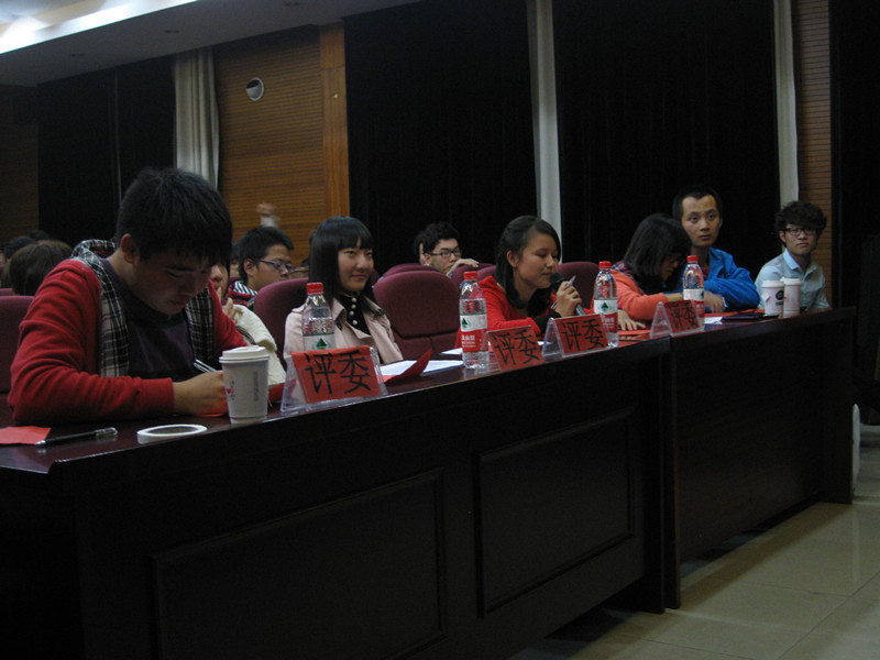 评委对选手的表现作评价