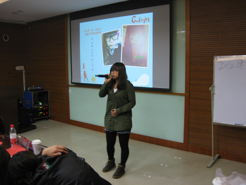 选手在台上从容的唱歌