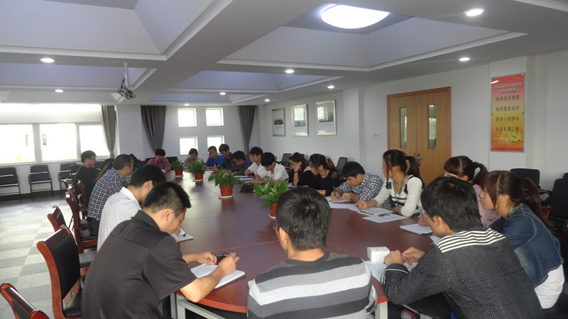 图为：电信系团委老师和同学们正在仔细聆听龚书记的讲话