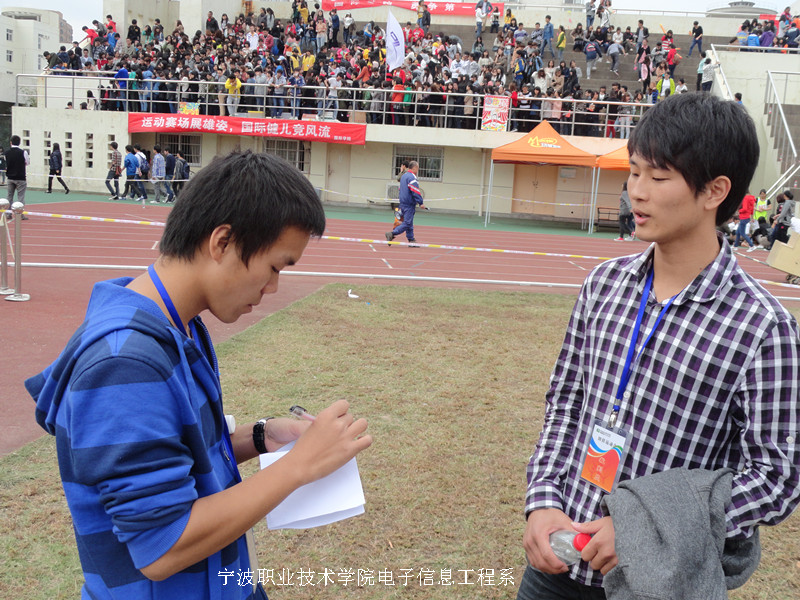 图为:记者在采访信管1231班林起超 图为:记者在采访信管1231班林起超