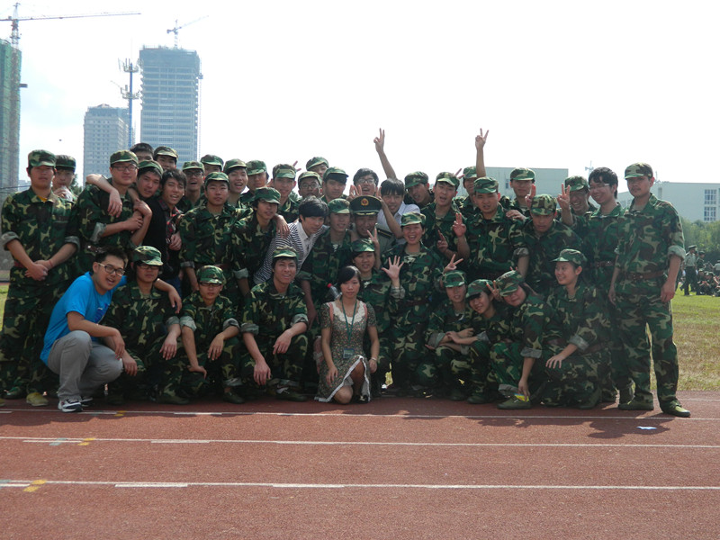 图为：电子信息3121班同学和教官的合影