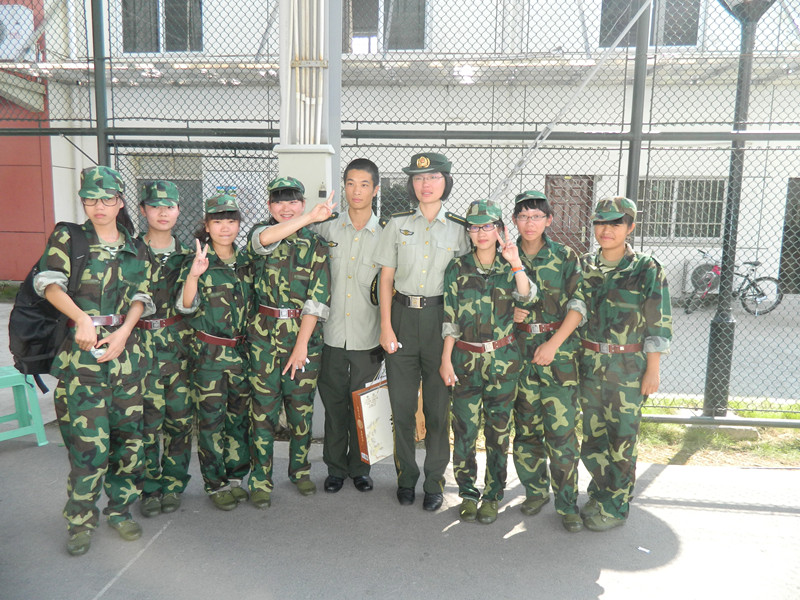 图为：电子信息3122班同学和教官们最后的合影