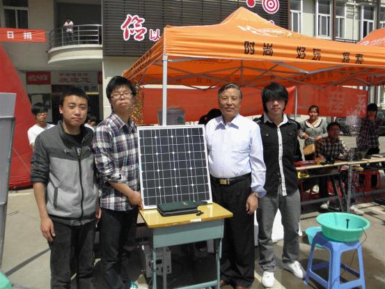 图为：中科院院士、我院院长何贤土老师和新能源工作室同学合影