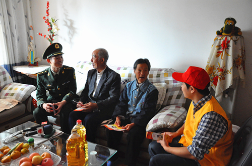  图为：消防官兵和电子信息工程系的志愿者在慰问老人