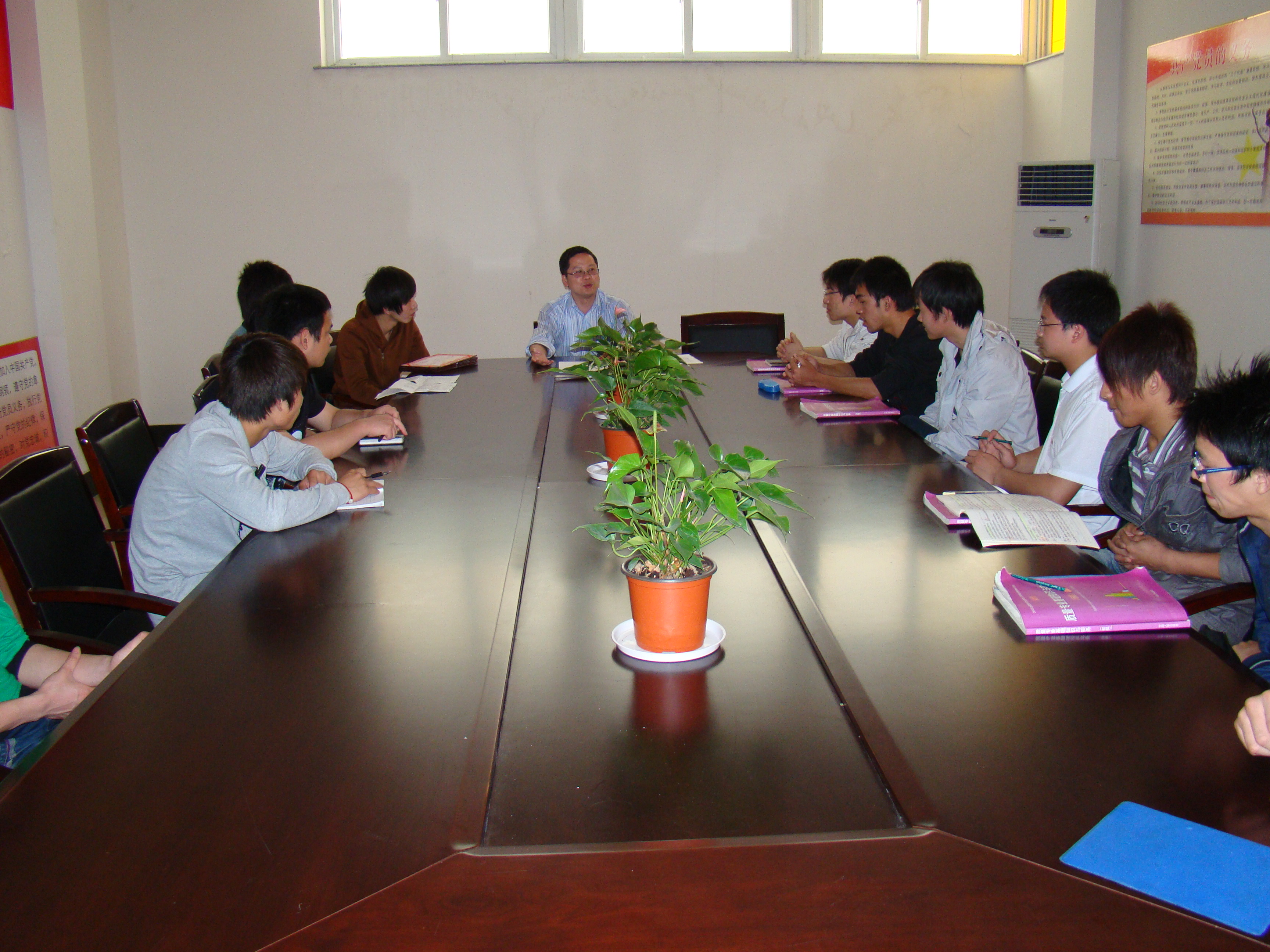 图为：丁老师正在点评