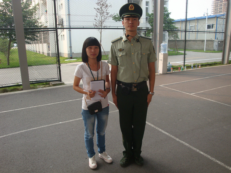 图为：信息部同学和胡教官合影