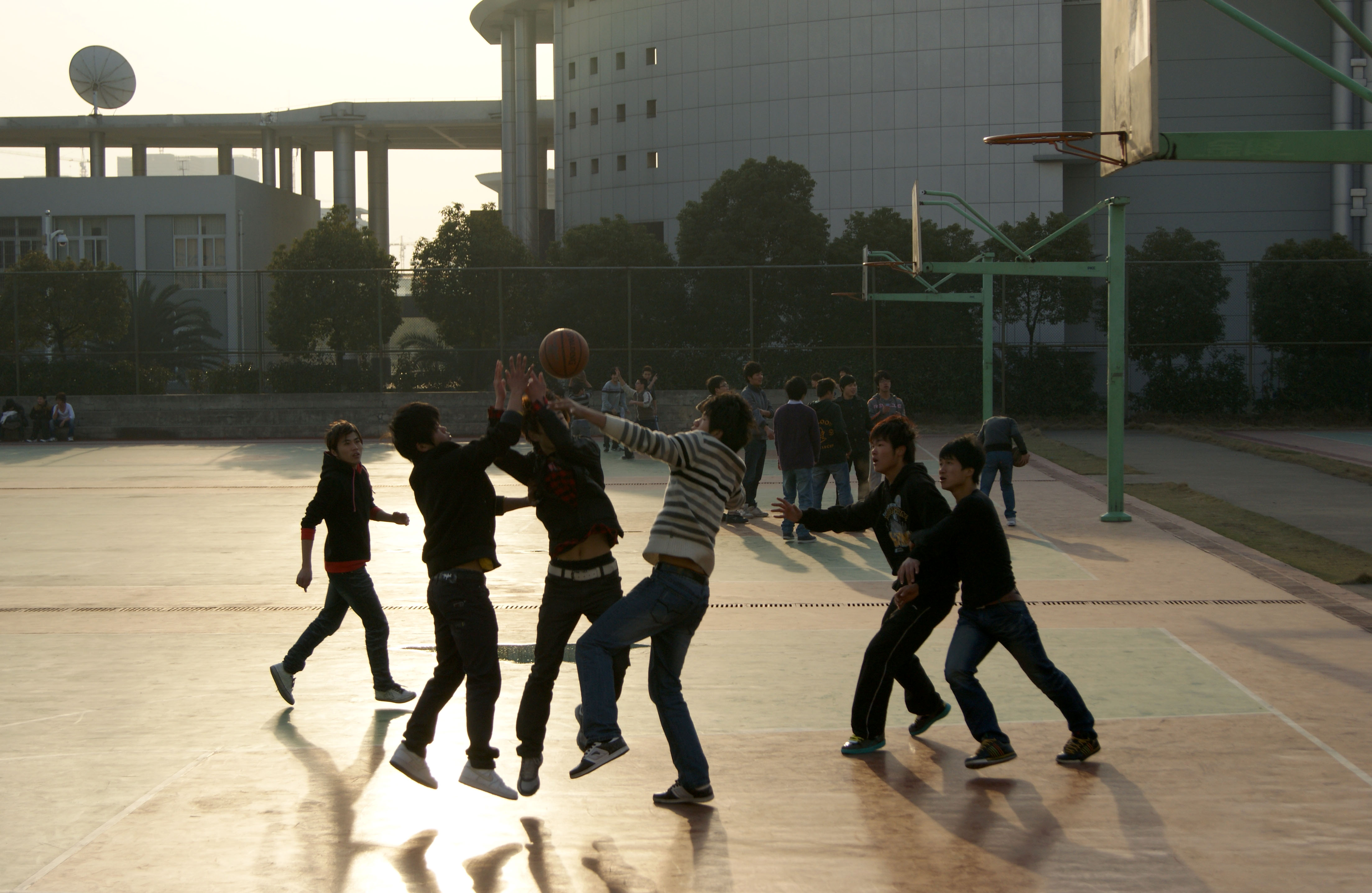 图为:模具系同学在参加早锻炼