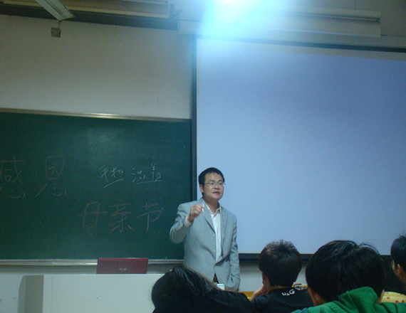 图为：吕勇老师在为同学们上“感恩”之课