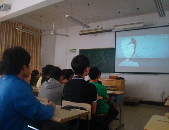 图为：同学们在聚精会神的看感恩短片