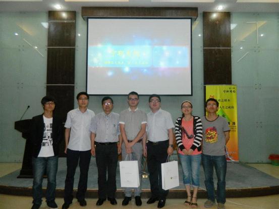 图为：电子信息工程系系领导与两位嘉宾合影