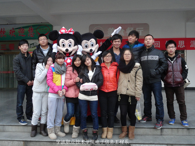 图为：此次抢票活动的工作人员合影