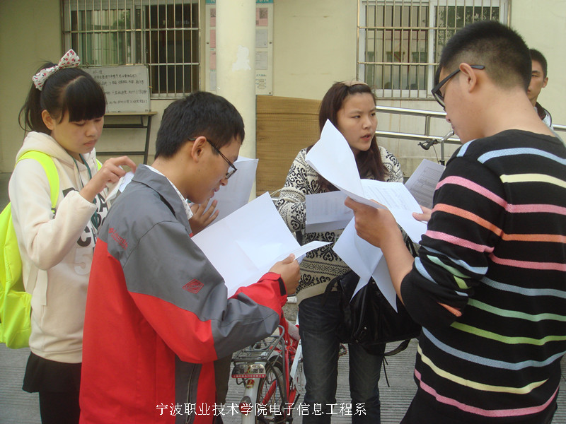 图为：胡国伟老师和生活部同学讨论检查细节