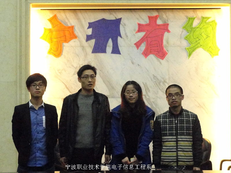 图为：两位嘉宾与老师合影