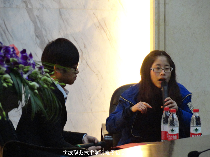 图为：杨倩学姐为同学们精心解答问题