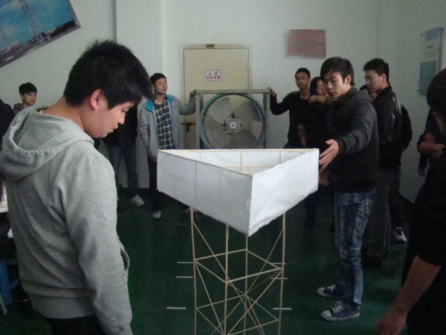 图为：同学们在做加载实验