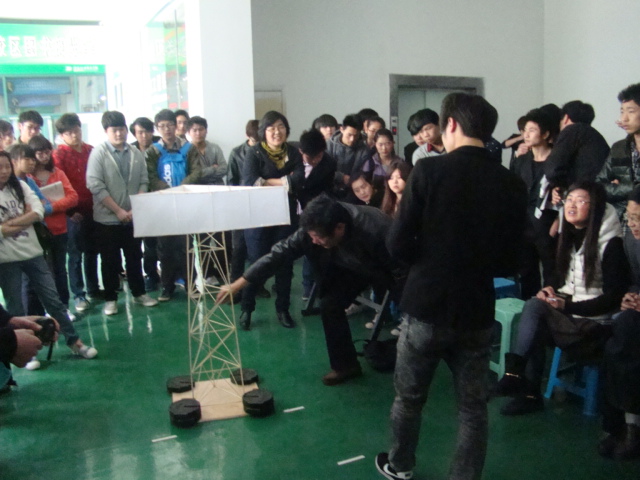 图为：评委老师在对模型作点评