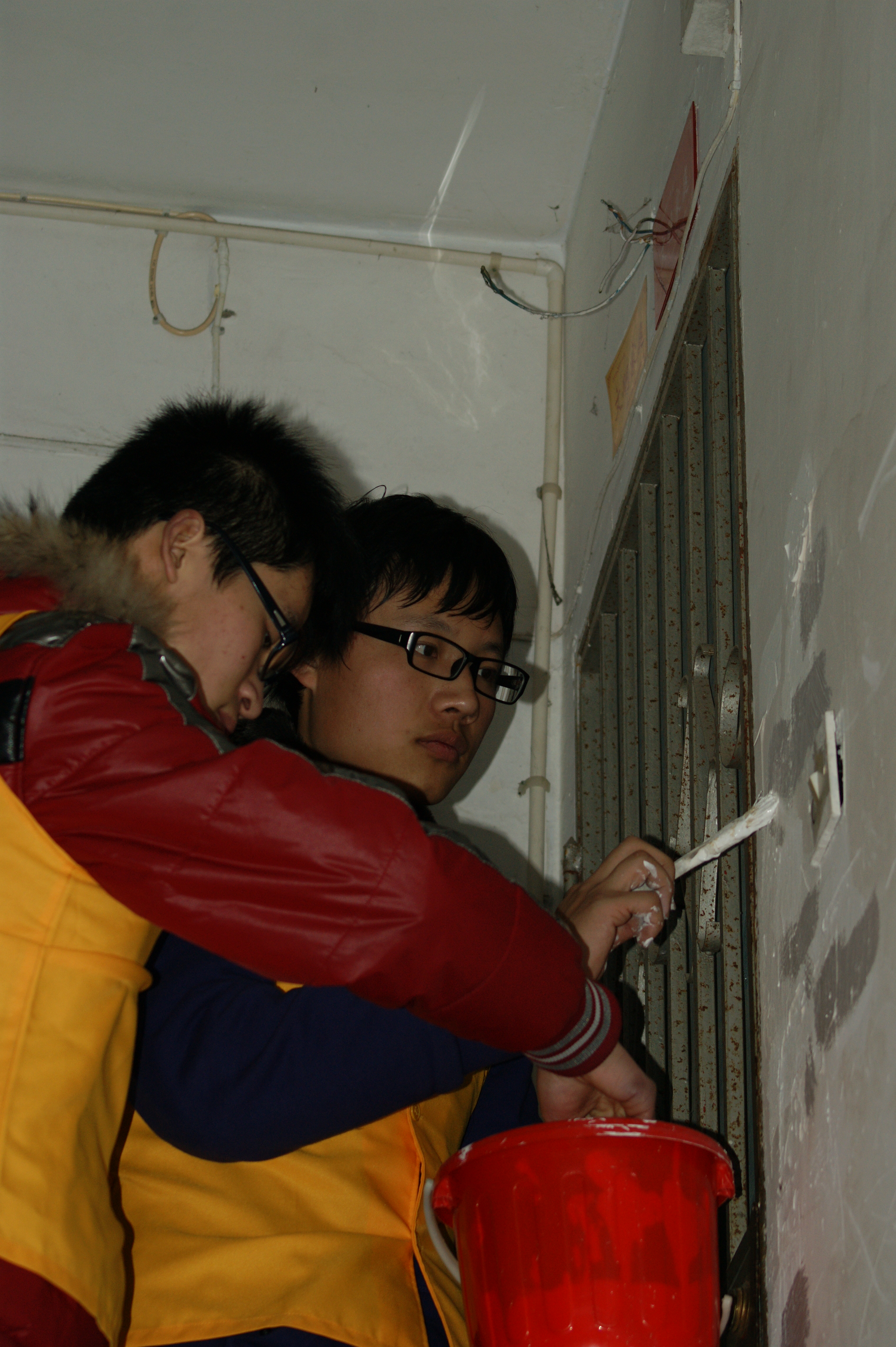 图为：志愿者在清理“牛皮癣”