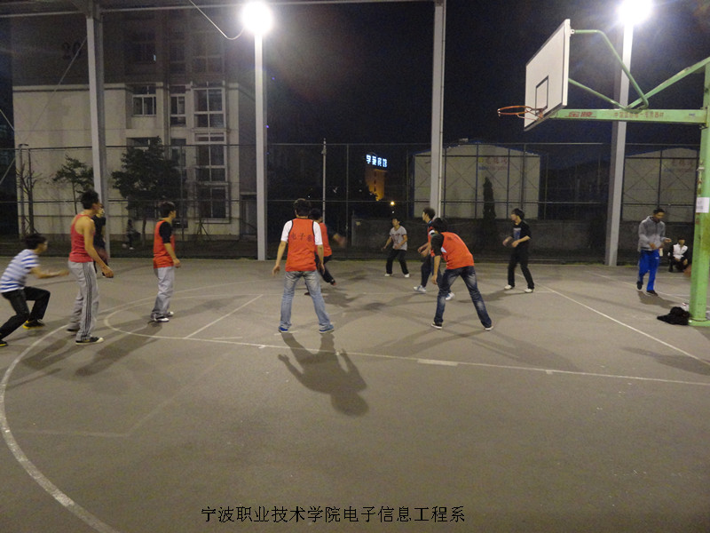 图为：电子信息工程系“迎新杯球”篮赛现场
