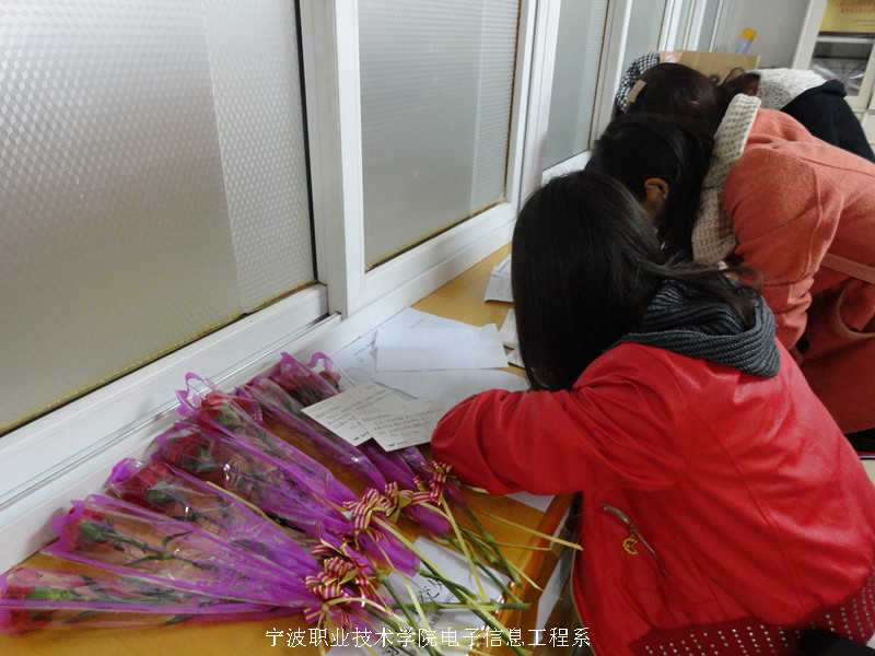 图为：同学们在为老师们书写卡片