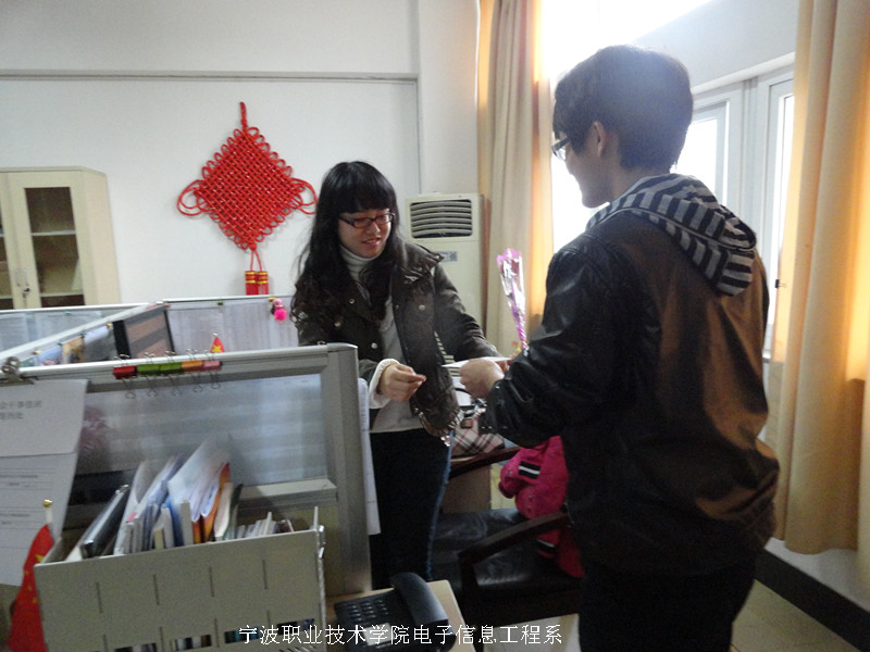 图为：同学给老师送上花和卡片